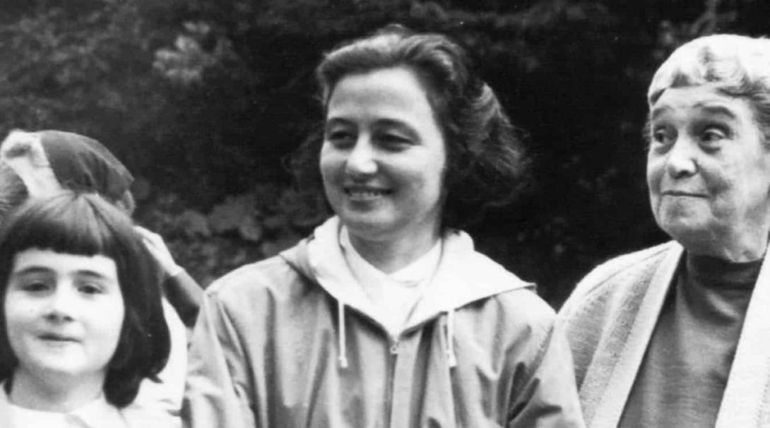 Chiara Lubich with two participants of the Mariapoli